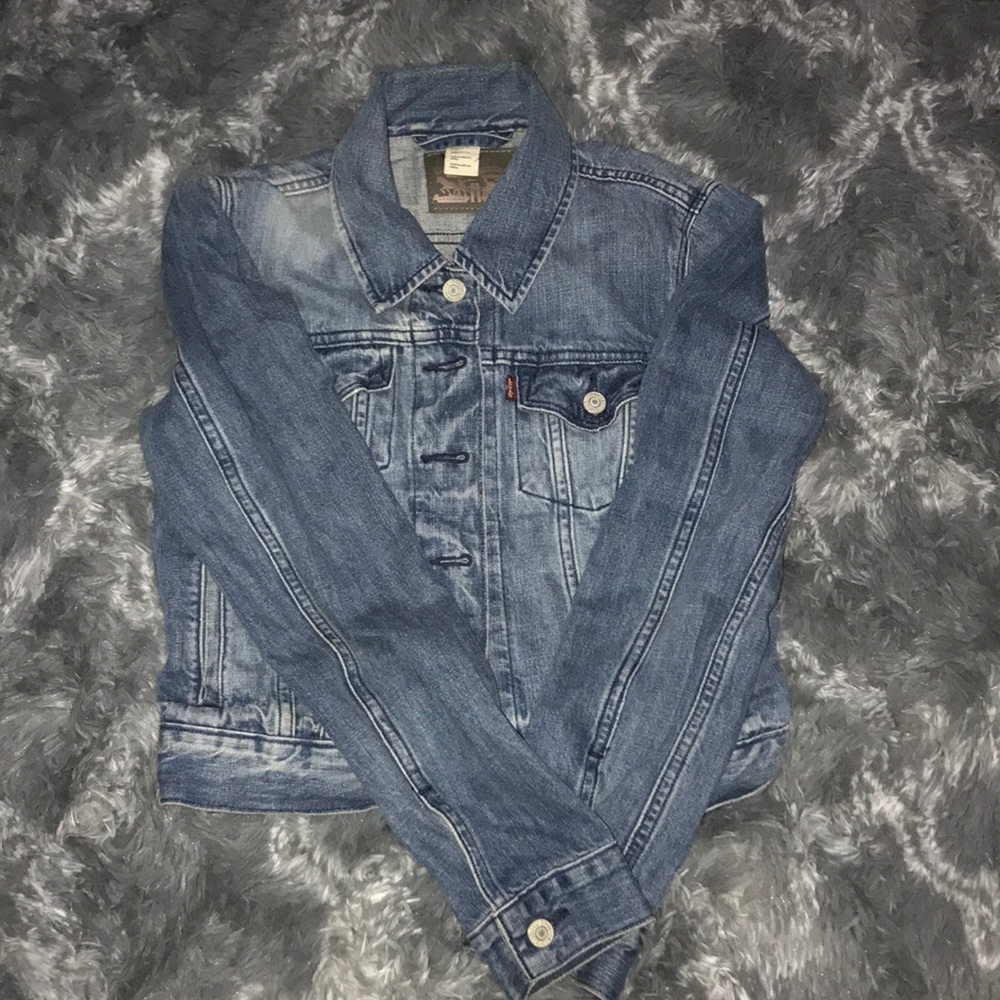 LEVIS DENIM JACKET — WOMENS SMALL